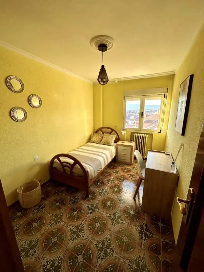 Room in Calle Virgen del Pilar, 28, Villalba Estación Bedroom of Flat for share in Collado Villalba
