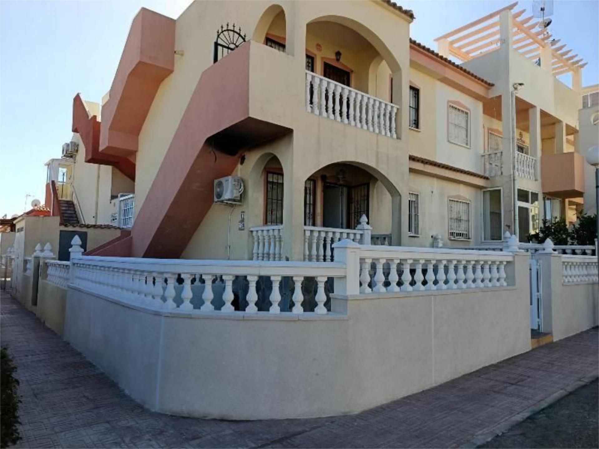 Vista exterior de Casa o xalet en venda en Orihuela amb Aire condicionat, Terrassa i Piscina