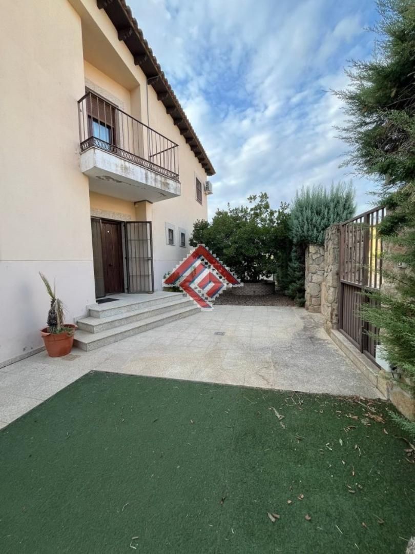 Exterior view of House or chalet for sale in Trujillo  with Air Conditioner, Terrace and Balcony