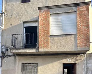 Vista exterior de Casa adosada en venda en Mengíbar amb Terrassa i Balcó