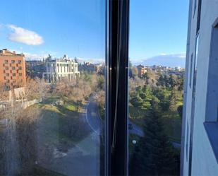 Vista exterior de Pis de lloguer en  Madrid Capital amb Aire condicionat, Calefacció i Jardí privat