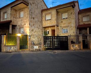 Vista exterior de Casa adosada en venda en Navaluenga amb Terrassa