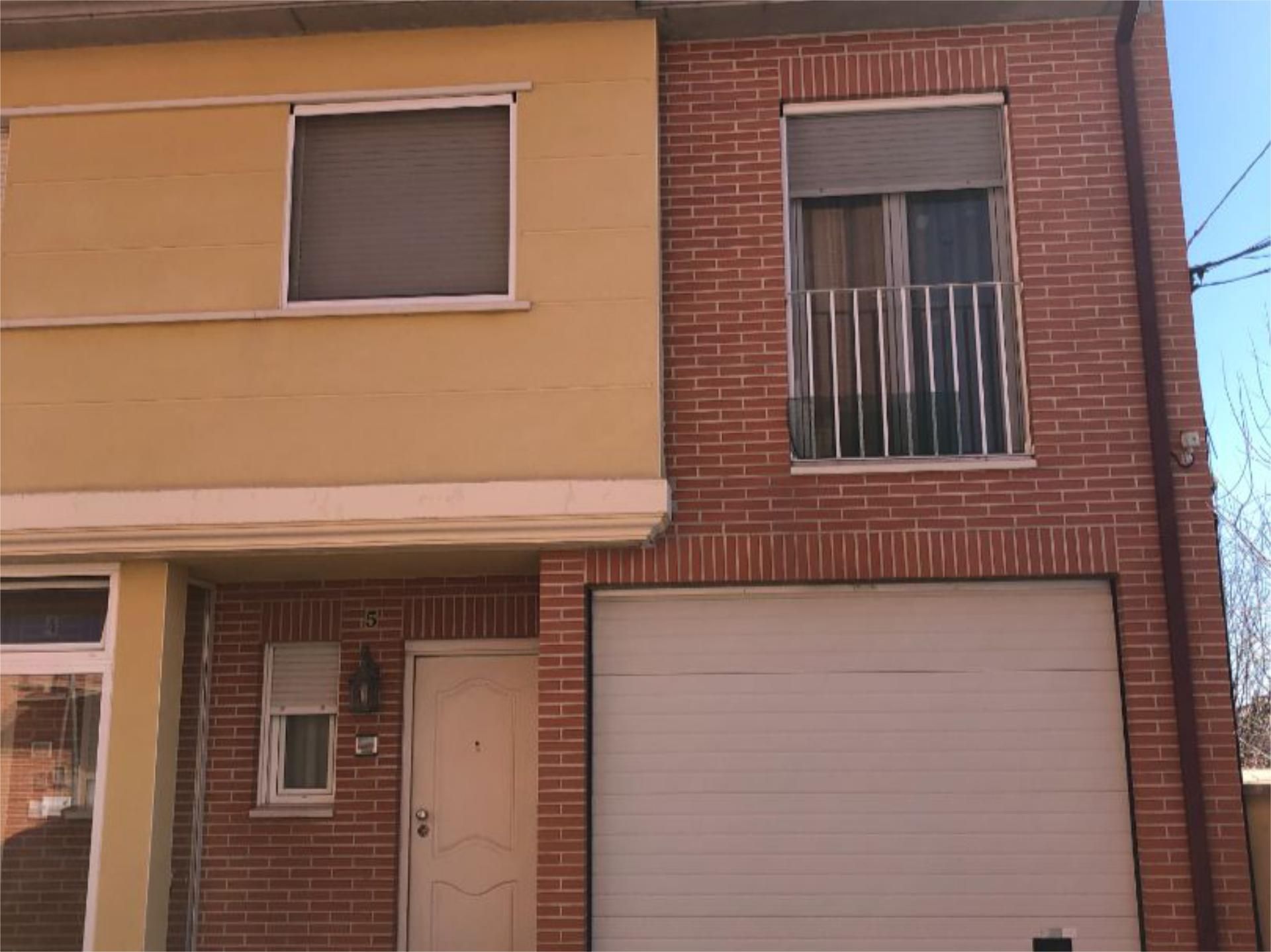 Vista exterior de Casa adosada en venda en Borja amb Calefacció, Parquet i Terrassa