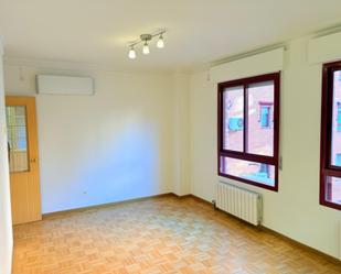 Bedroom of Flat to rent in  Madrid Capital  with Air Conditioner, Heating and Parquet flooring