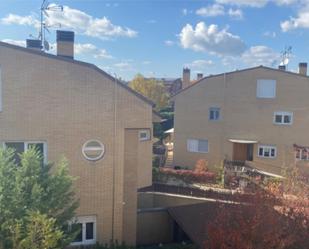 Vista exterior de Casa o xalet en venda en Villanueva de la Cañada amb Terrassa i Piscina