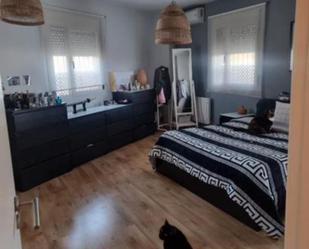 Schlafzimmer von Wohnung miete in Casariche mit Möbliert, Ofen und Waschmaschine