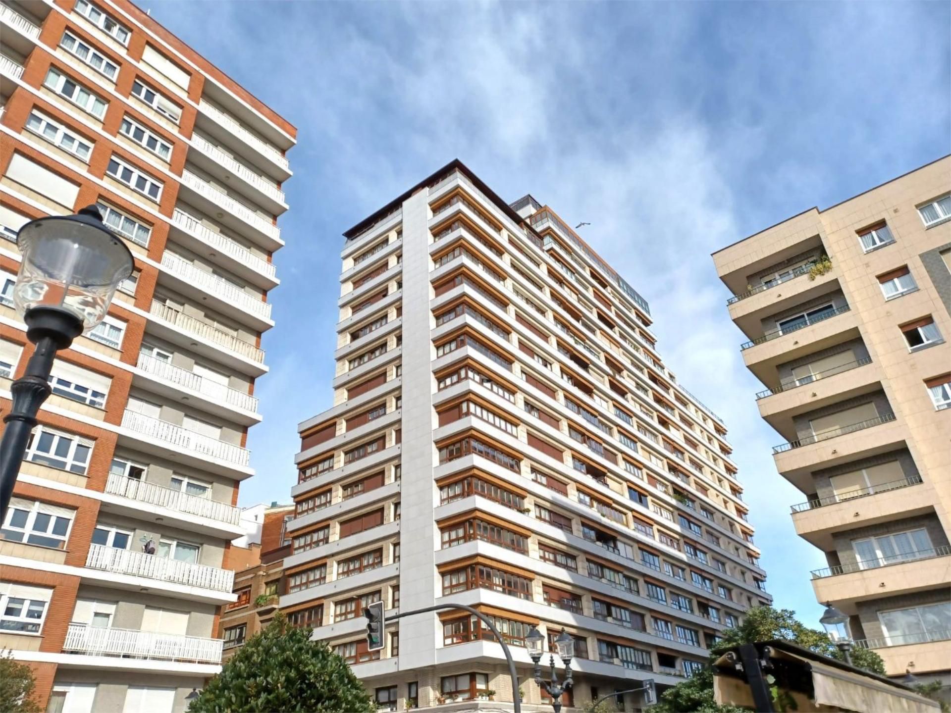 Vista exterior de Pis en venda en Gijón  amb Terrassa