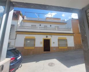 Vista exterior de Casa adosada en venda en San Sebastián de los Ballesteros amb Terrassa, Traster i Moblat