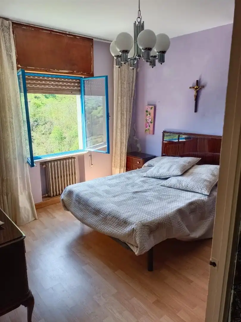 Habitación de Casa adosada en venta en Laviana