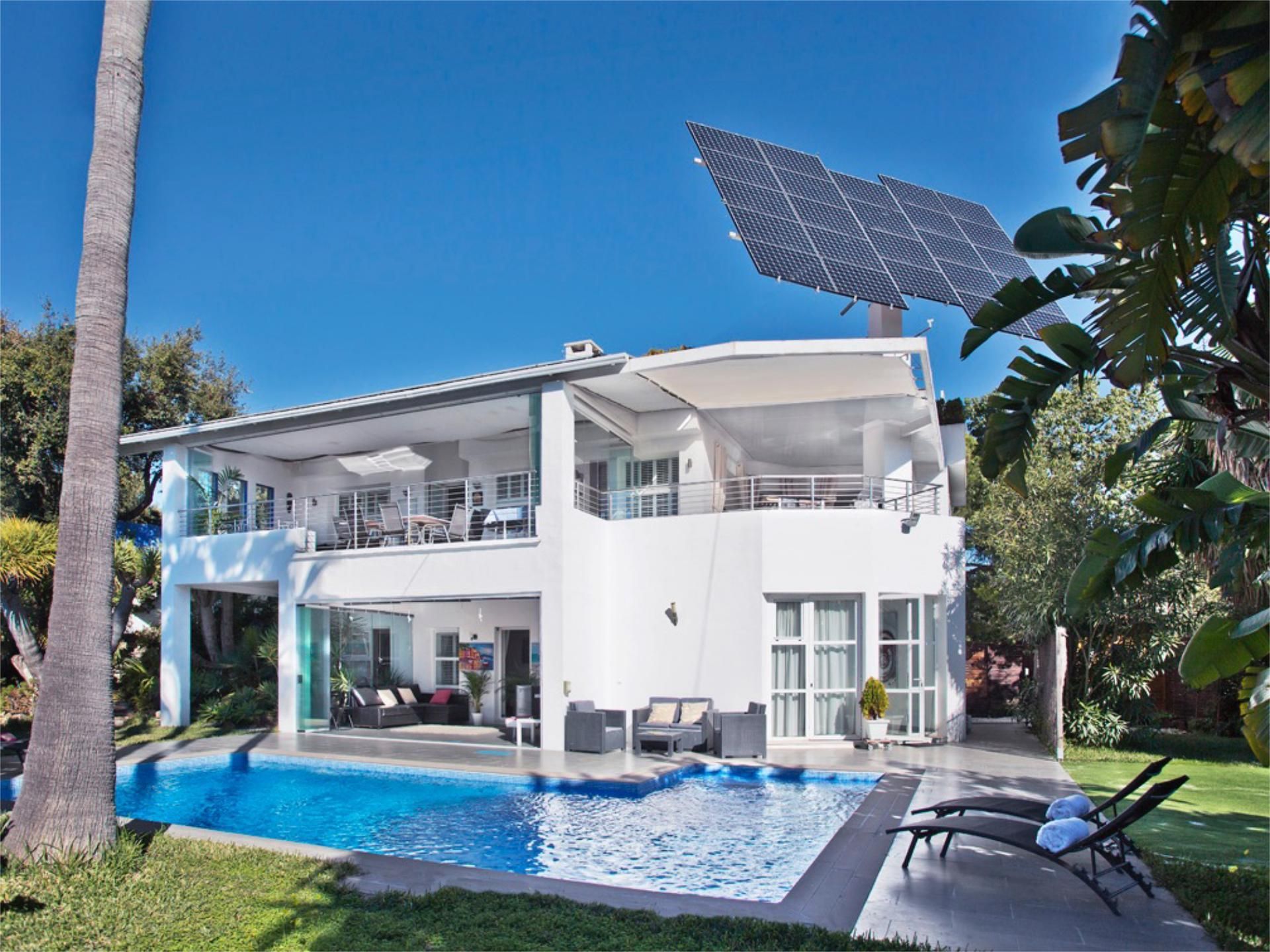 Vista exterior de Casa o xalet en venda en Marbella amb Aire condicionat, Calefacció i Jardí privat