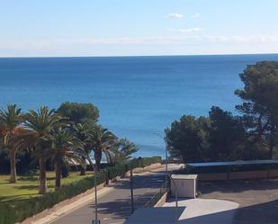 Vista exterior de Pis en venda en Mont-roig del Camp amb Aire condicionat, Terrassa i Piscina