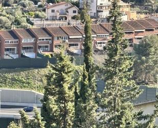 Vista exterior de Casa o xalet per a compartir en Vallirana amb Calefacció, Jardí privat i Terrassa