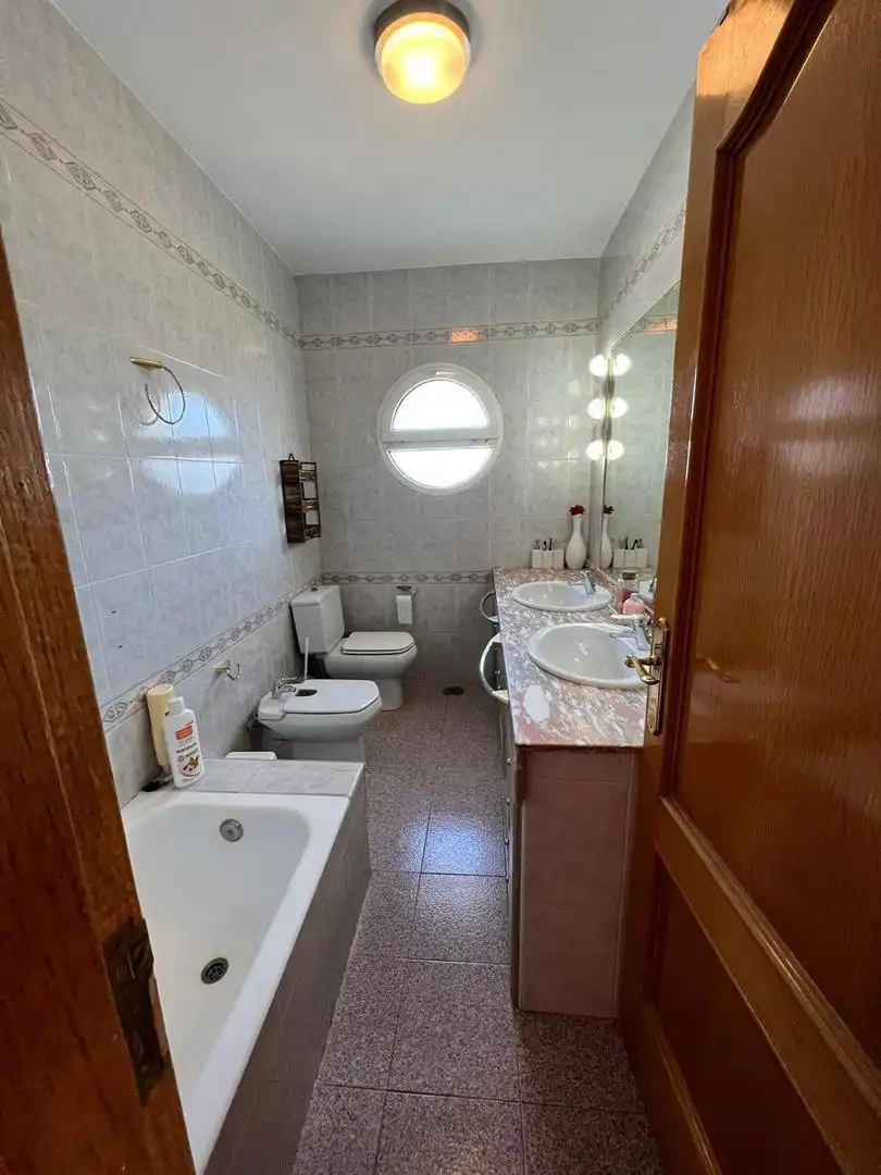 Casa o chalet en venta en Calle Jardín, 20a, Residencial Triana - Barrio Alto Baño de Casa o chalet en venta en Las Gabias con Aire acondicionado, Terraza y Piscina