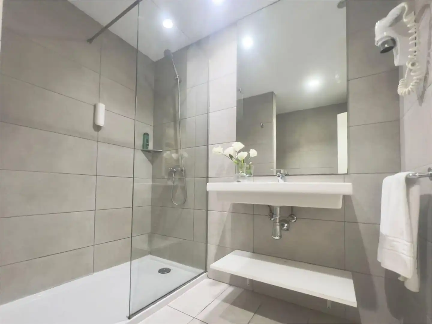 Flat for rent in Calle San Cristóbal de la Laguna, 7, Playa del Inglés Bathroom of Flat for rent in San Bartolomé de Tirajana with Air Conditioner, Heating and Private garden