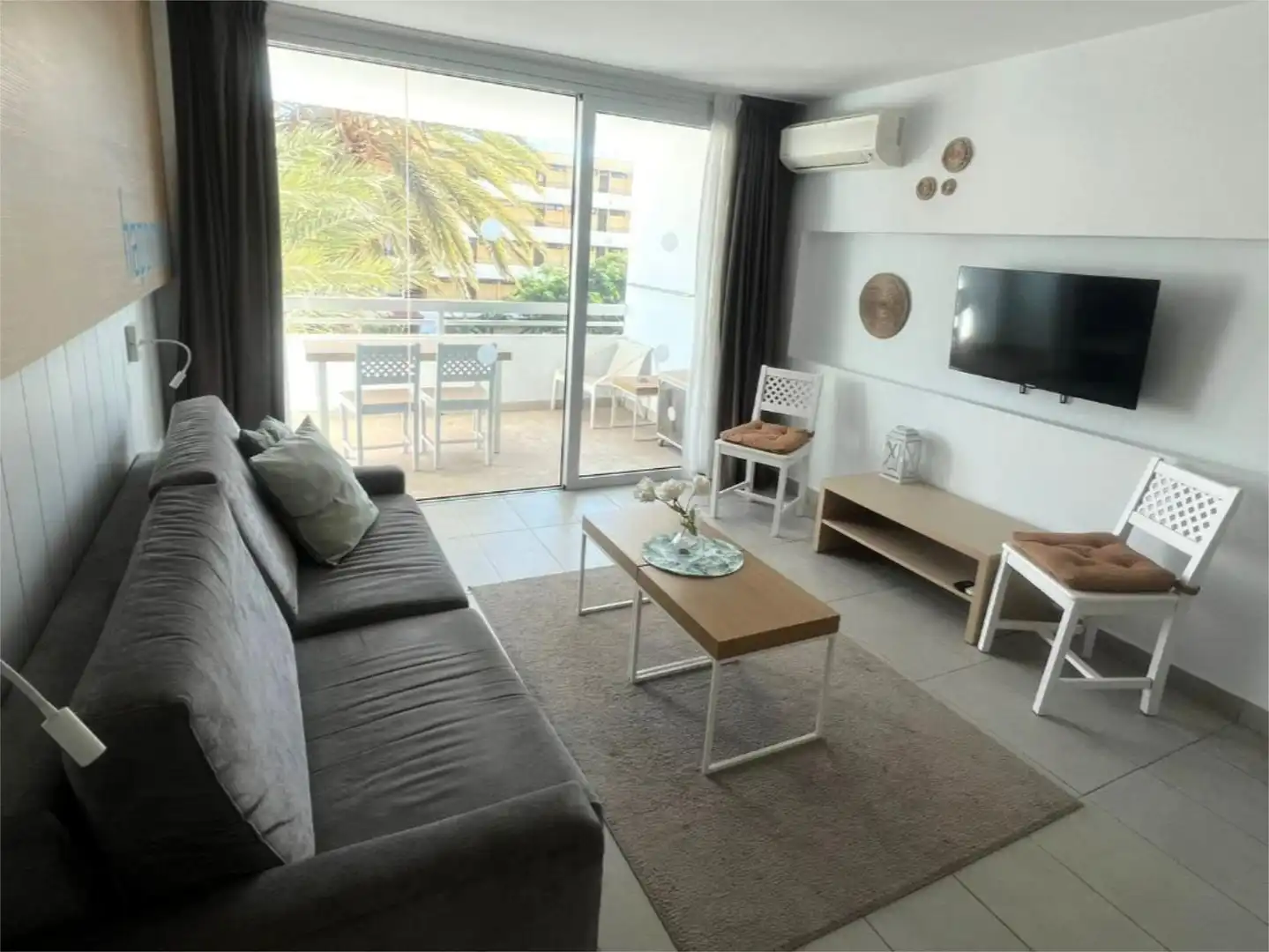 Flat for rent in Calle San Cristóbal de la Laguna, 7, Playa del Inglés Living room of Flat for rent in San Bartolomé de Tirajana with Air Conditioner, Heating and Private garden