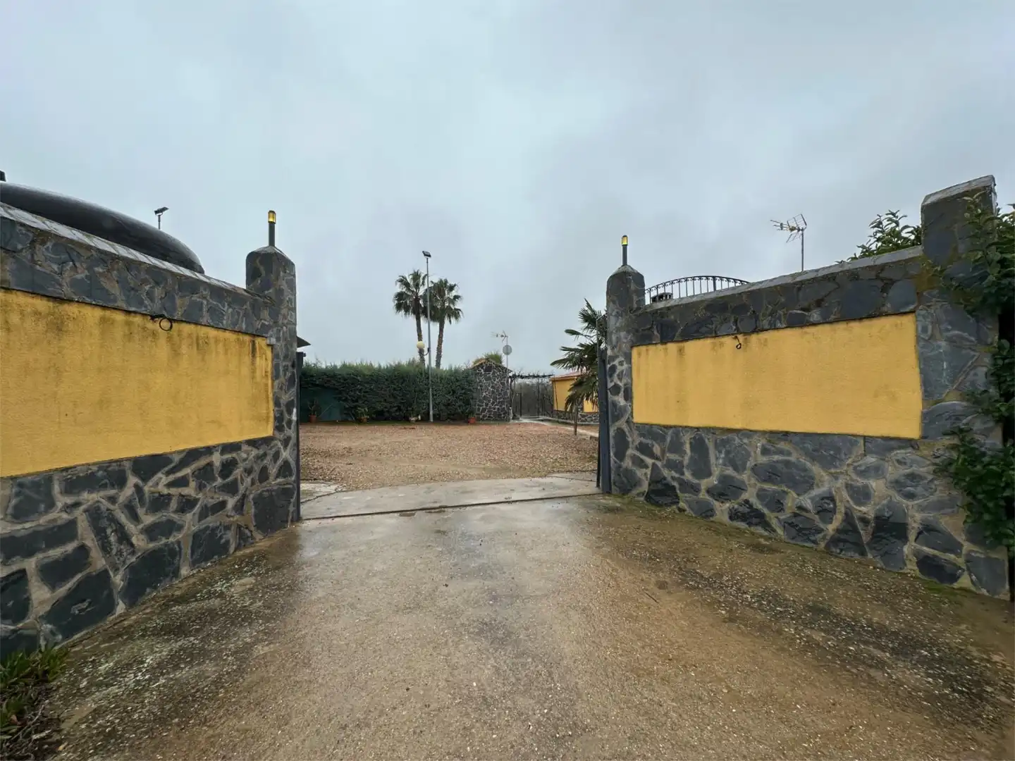Exterior view of Flat for rent in Valverde de Leganés  with Air Conditioner, Heating and Private garden