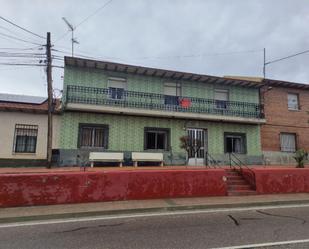 Vista exterior de Casa adosada en venda en Chozas de Canales amb Balcó