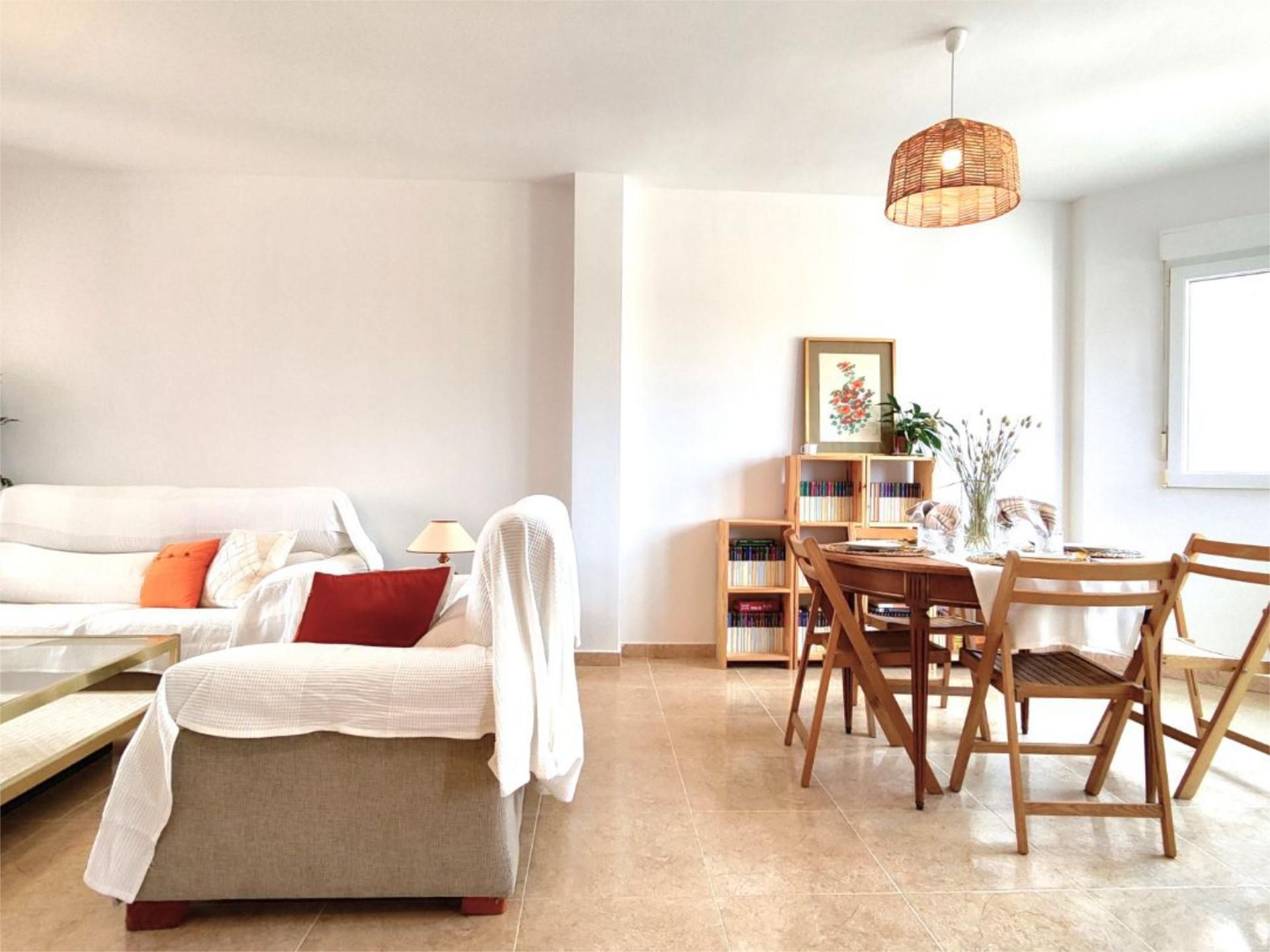 Sala d'estar de Casa adosada en venda en Saelices amb Calefacció, Parquet i Traster