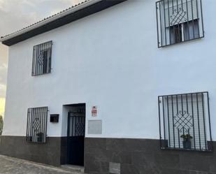 Vista exterior de Casa adosada en venda en Alcaudete amb Aire condicionat, Terrassa i Piscina