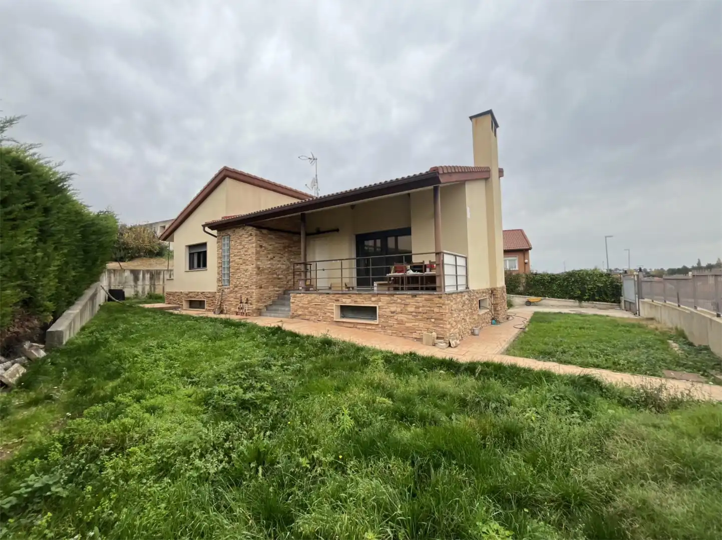 Vista exterior de Casa o chalet para compartir en Aranda de Duero con Calefacción, Jardín privado y Parquet