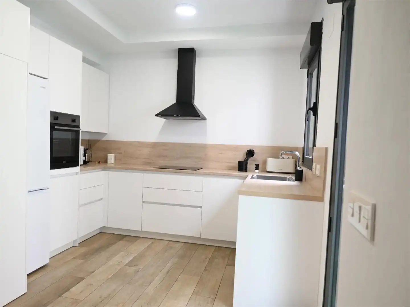 Flat for rent in Calle José Luis Pérez Pujadas, 37, Parque Lagos Kitchen of Flat for rent in Granada with Air Conditioner, Heating and Terrace