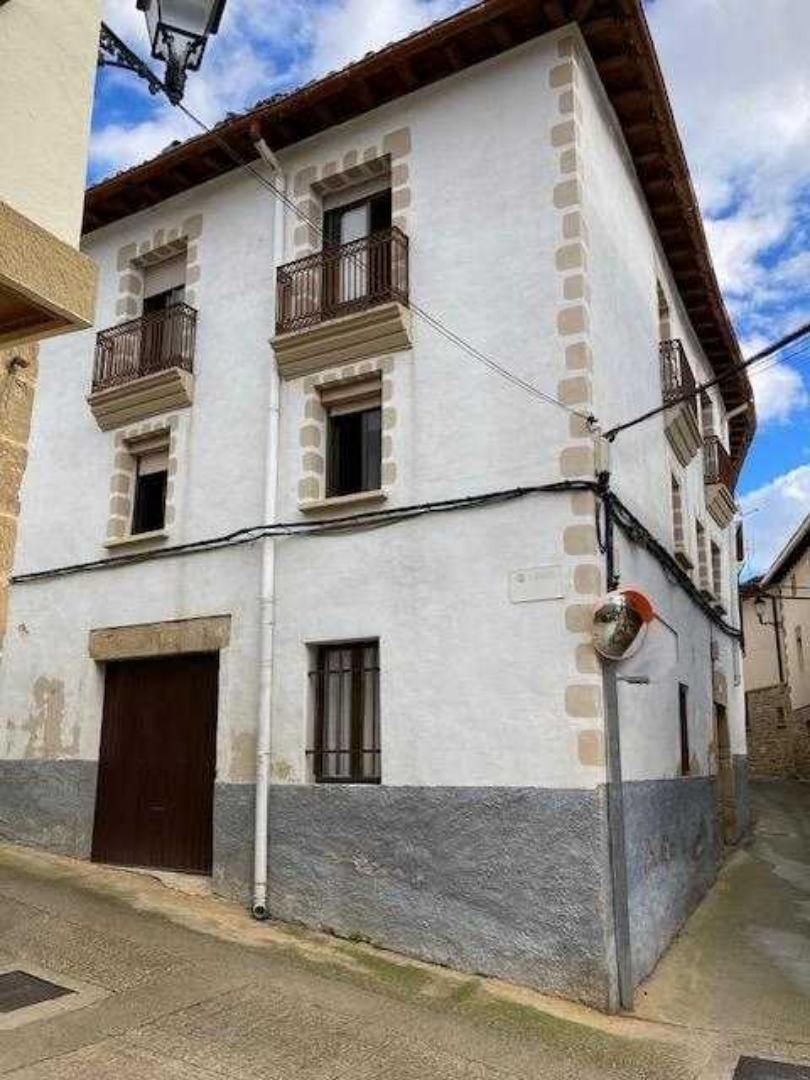 Vista exterior de Casa adosada en venda en Artajona amb Calefacció, Parquet i Traster