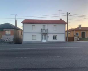 Vista exterior de Casa o xalet en venda en Aranga amb Calefacció, Jardí privat i Terrassa