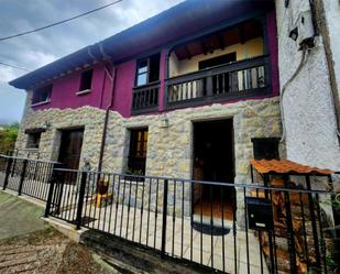 Vista exterior de Casa o xalet de lloguer en Llanes amb Balcó