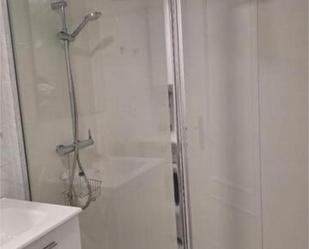 Bathroom of Apartment to rent in Benidorm  with Private garden, Swimming Pool and Furnished