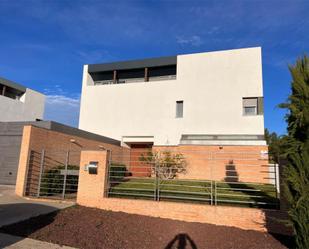 Vista exterior de Casa o xalet en venda en Layos amb Aire condicionat, Terrassa i Piscina