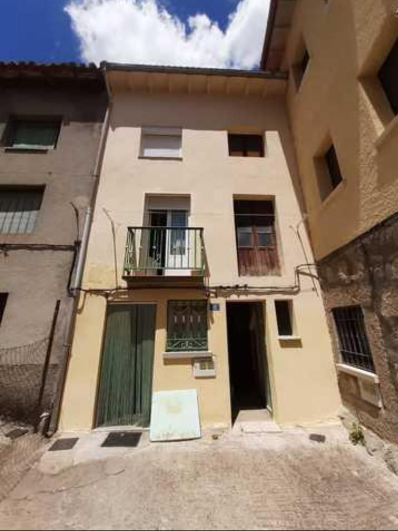 Vista exterior de Casa adosada en venda en Navalacruz amb Balcó