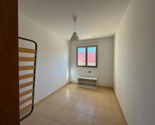 Bedroom of Flat to share in Ingenio  with Washing machine and Microwave