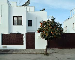 Vista exterior de Casa o xalet en venda en Espartinas amb Aire condicionat i Terrassa