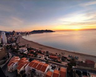 Vista exterior de Pis en venda en Benidorm amb Aire condicionat i Piscina