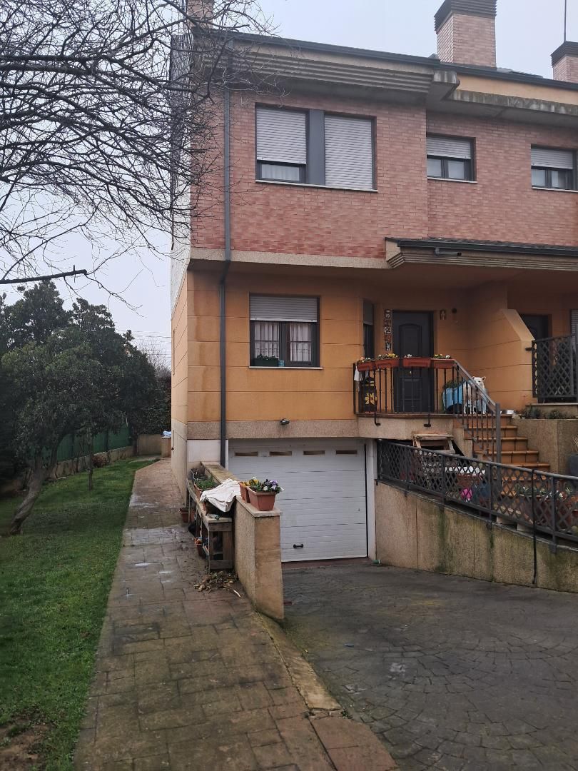 Vista exterior de Casa adosada en venda en San Andrés del Rabanedo