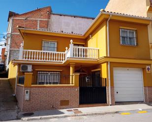 Vista exterior de Casa o xalet en venda en Baza amb Aire condicionat, Terrassa i Balcó