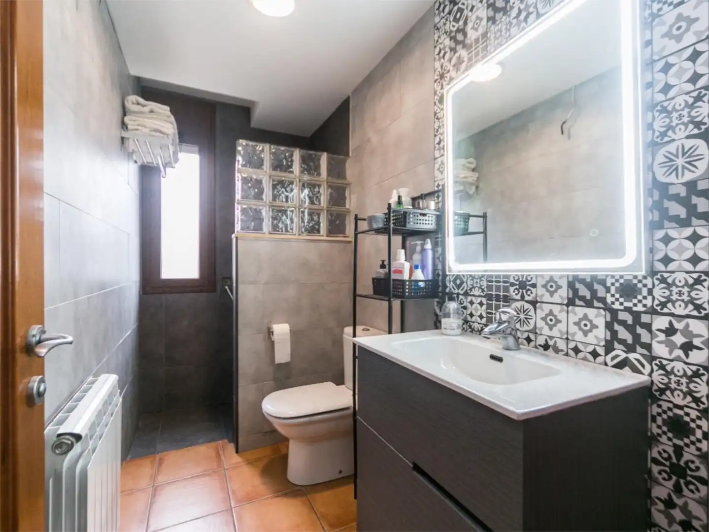 Badezimmer von Wohnung zum Verkauf in Sant Esteve Sesrovires mit Klimaanlage, Heizung und Privatgarten