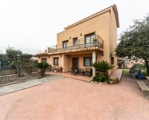 Vista exterior de Casa o xalet en venda en Sant Esteve Sesrovires amb Aire condicionat, Calefacció i Jardí privat