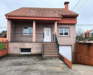 Vista exterior de Casa o xalet en venda en Carballo amb Calefacció, Jardí privat i Terrassa