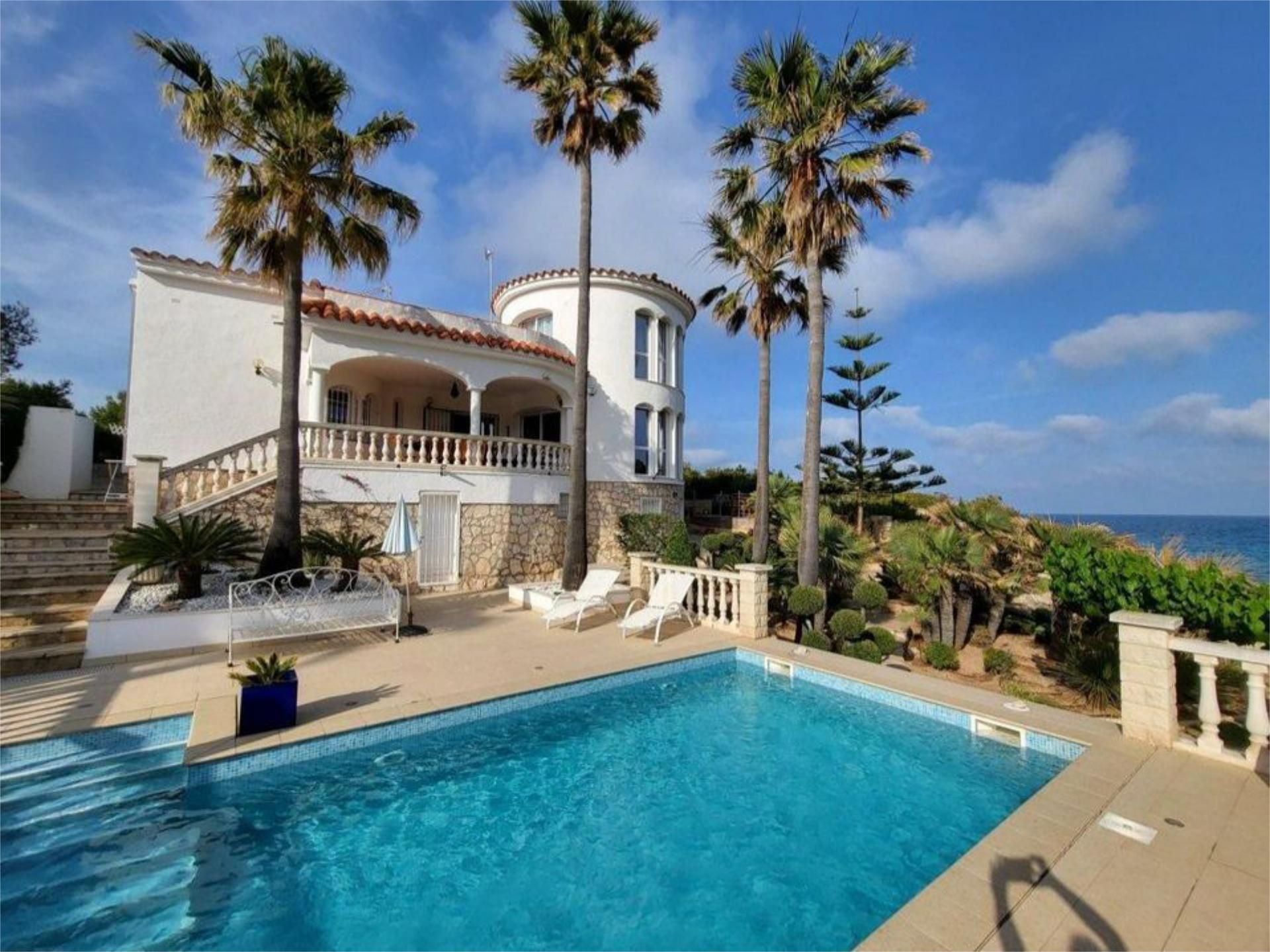 Vista exterior de Casa o xalet de lloguer en L'Ametlla de Mar  amb Aire condicionat, Jardí privat i Terrassa