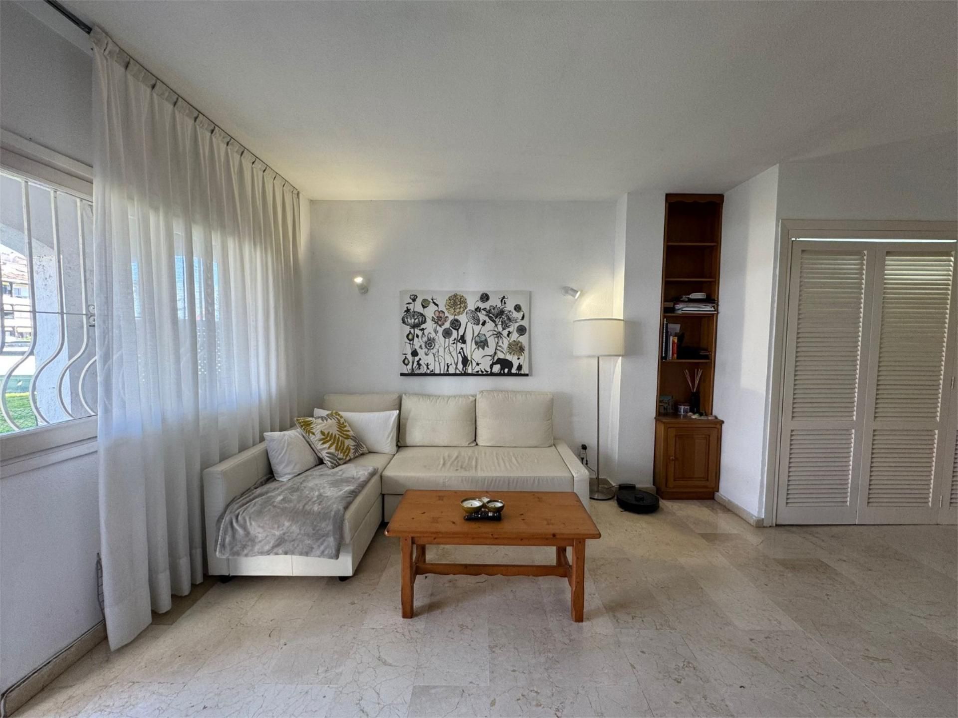 Sala d'estar de Pis de lloguer en Marbella amb Aire condicionat, Jardí privat i Piscina