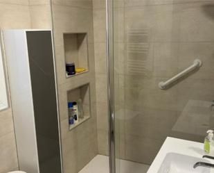 Bathroom of Flat to rent in  Granada Capital  with Heating, Terrace and Furnished