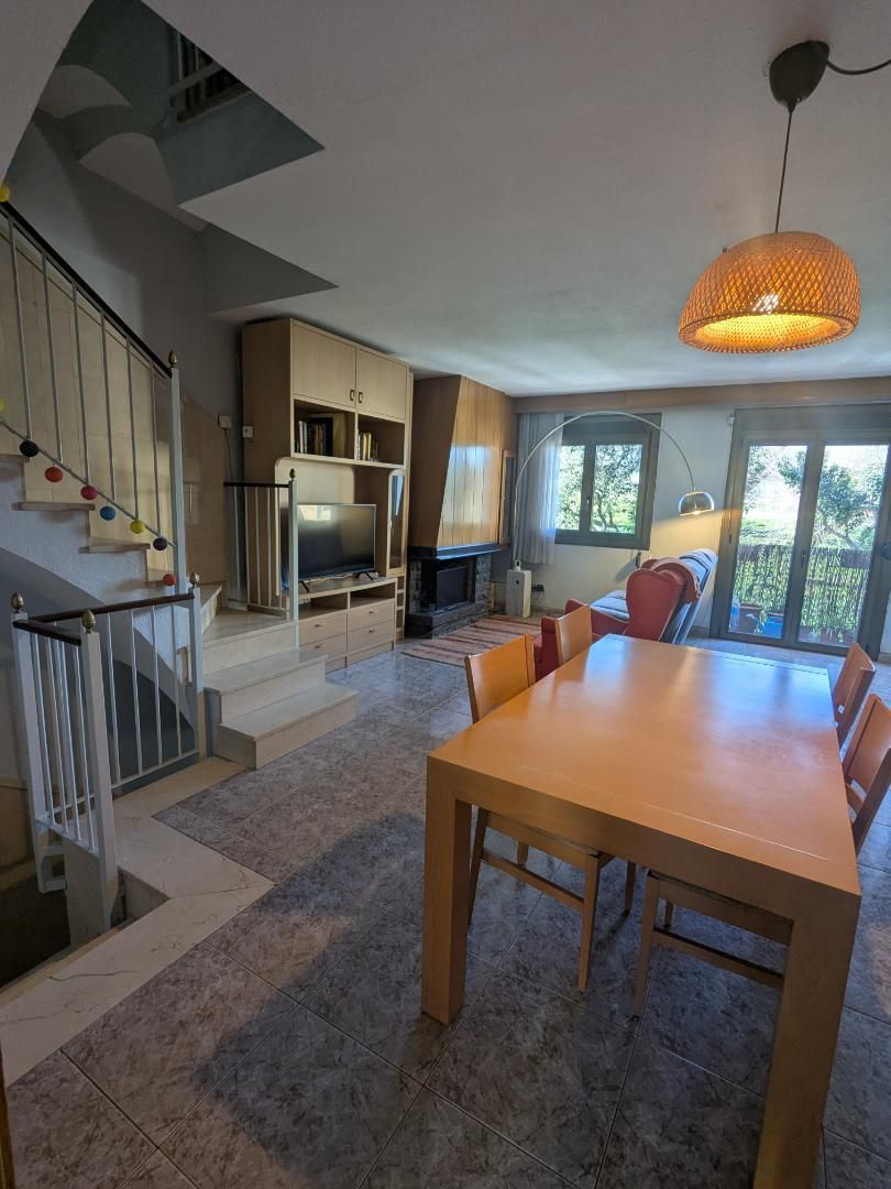 Sala d'estar de Casa adosada en venda en Cerdanyola del Vallès amb Aire condicionat i Terrassa