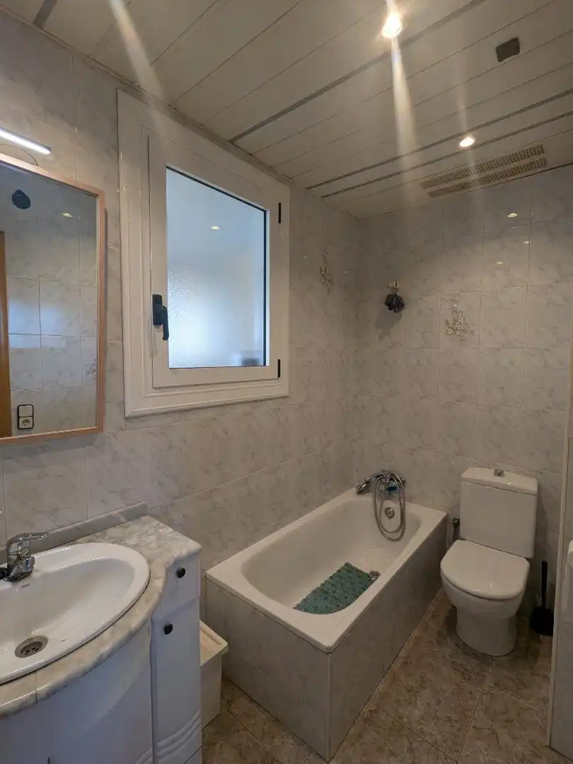 Casa adosada en venta en Centre - Cordelles Baño de Casa adosada en venta en Cerdanyola del Vallès con Aire acondicionado y Terraza