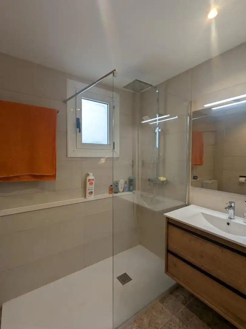 Casa adosada en venta en Centre - Cordelles Baño de Casa adosada en venta en Cerdanyola del Vallès con Aire acondicionado y Terraza