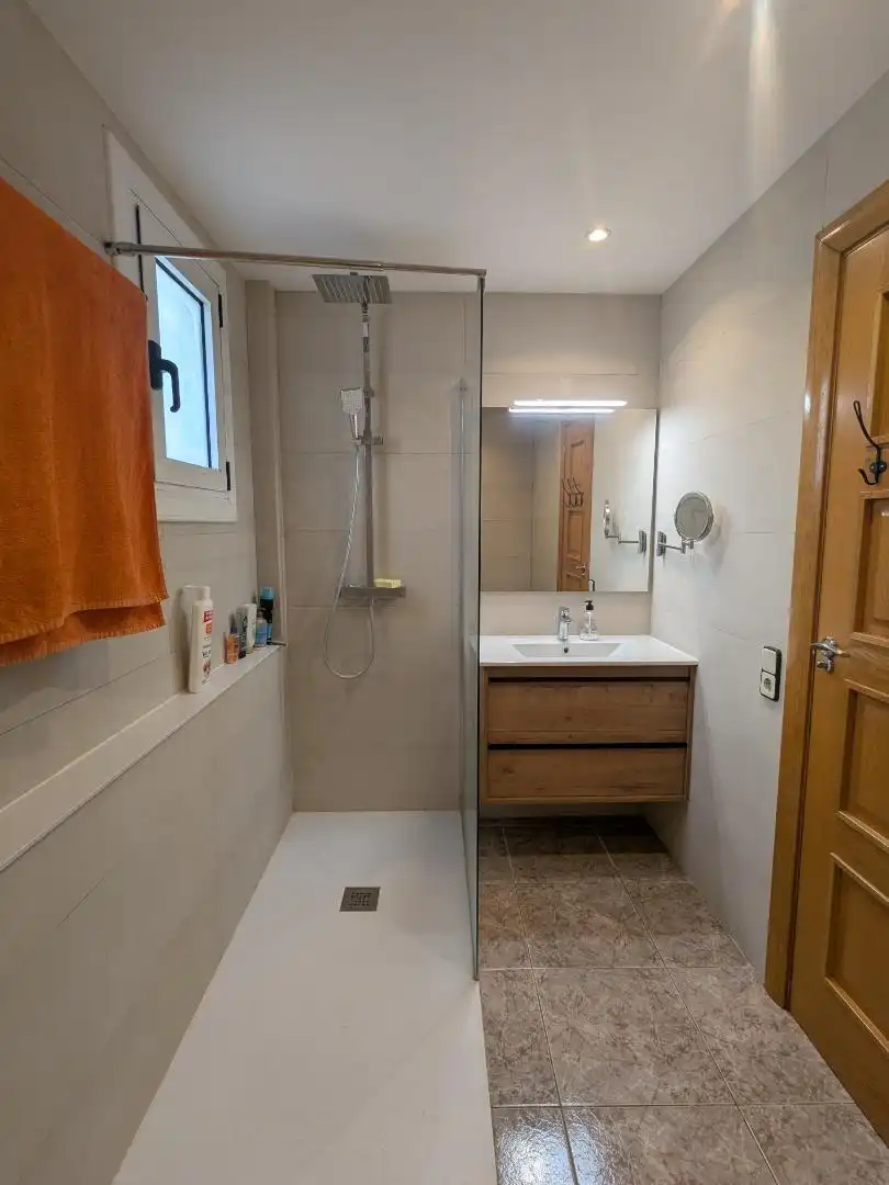 Casa adosada en venta en Centre - Cordelles Baño de Casa adosada en venta en Cerdanyola del Vallès con Aire acondicionado y Terraza