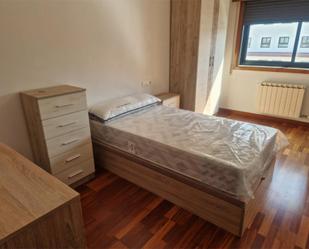 Bedroom of Flat to share in Vigo   with Heating, Parquet flooring and Furnished