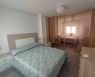 Bedroom of Flat to share in León Capital   with Heating, Parquet flooring and Terrace