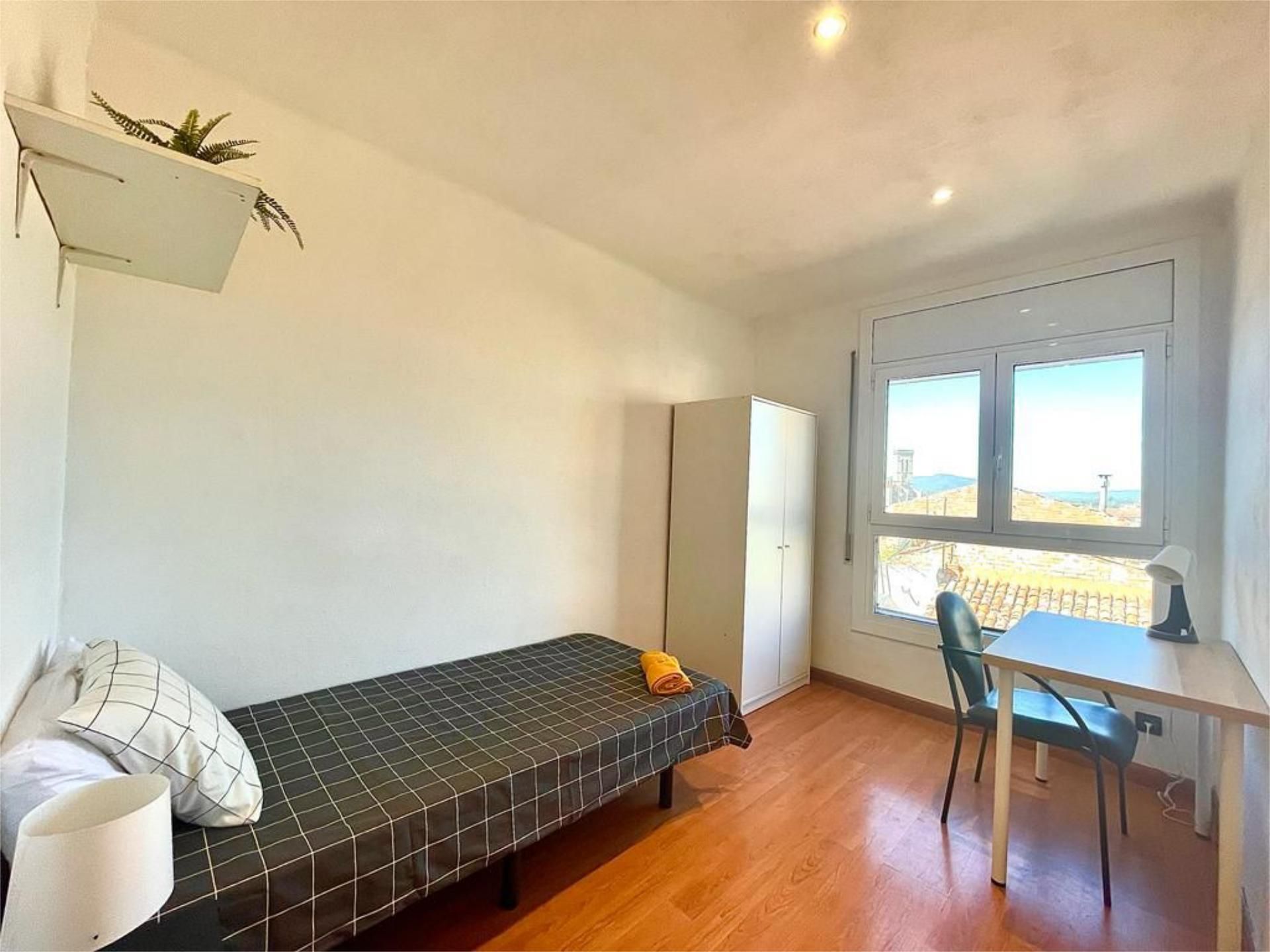 Bedroom of Flat to share in Manresa  with Heating, Parquet flooring and Storage room