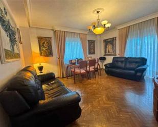 Sala d'estar de Pis en venda en Salamanca Capital amb Calefacció i Jardí privat